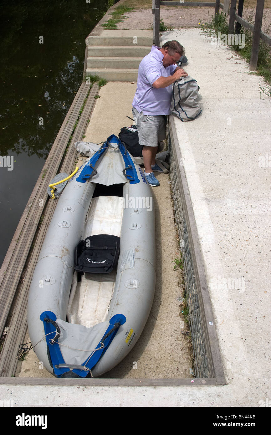 Canoë gonflable canoë rivière portage à Banque D'Images