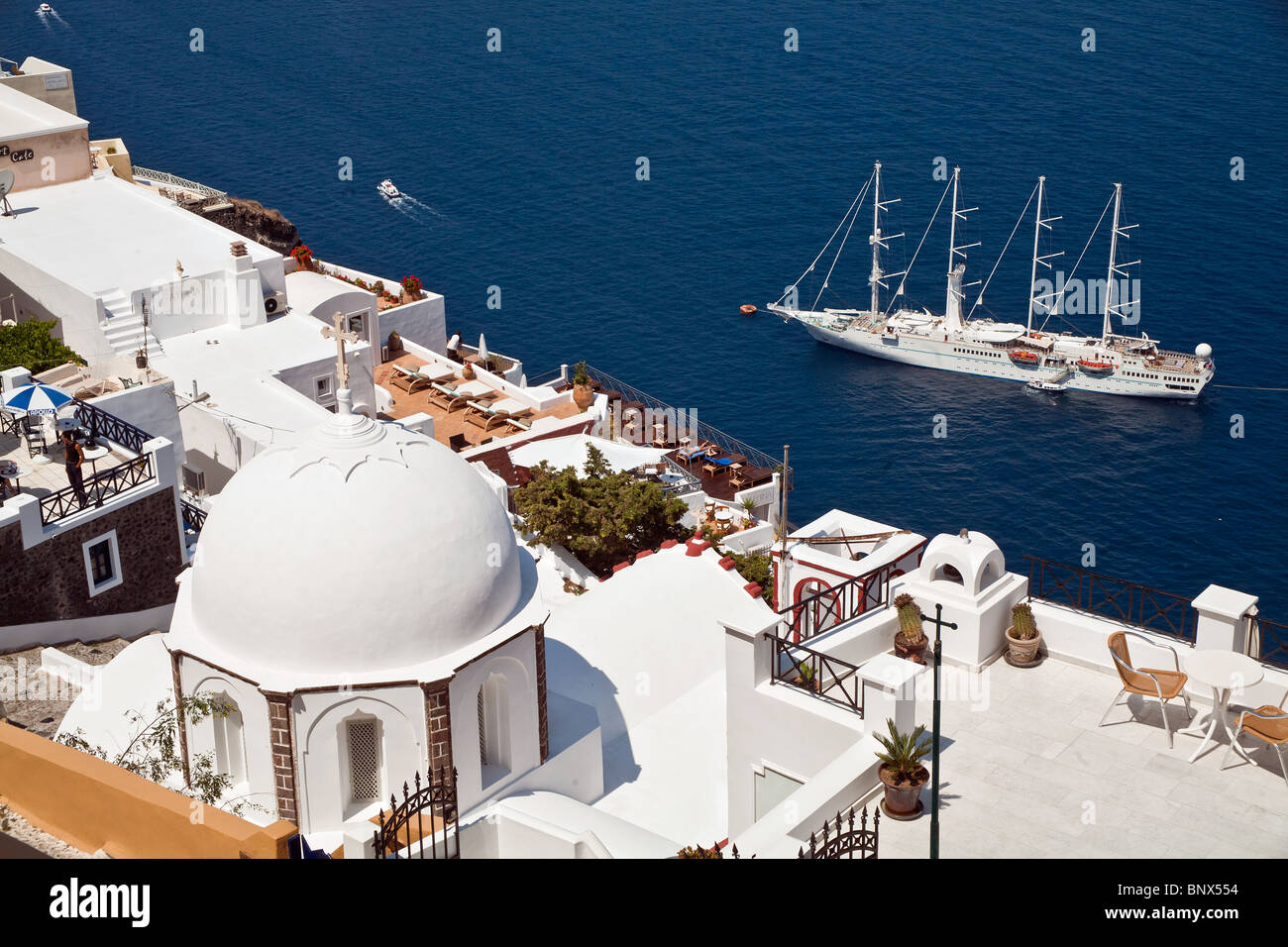 Wind Star Wind Spirit bateau de croisière mouillant au large l'île grecque de Santorin © Myrleen Pearson Banque D'Images