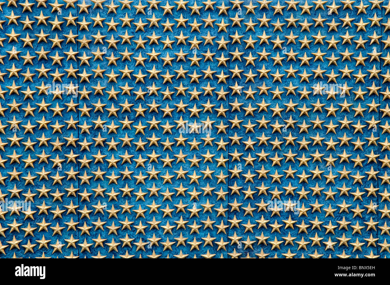 Mur des étoiles du mémorial de la seconde Guerre mondiale Washington DC // WASHINGTON DC — le mur des étoiles au mémorial de la seconde Guerre mondiale à Washington DC. Chaque étoile d'or sur le mur représente 100 Américains morts ou portés disparus pendant la guerre. Banque D'Images