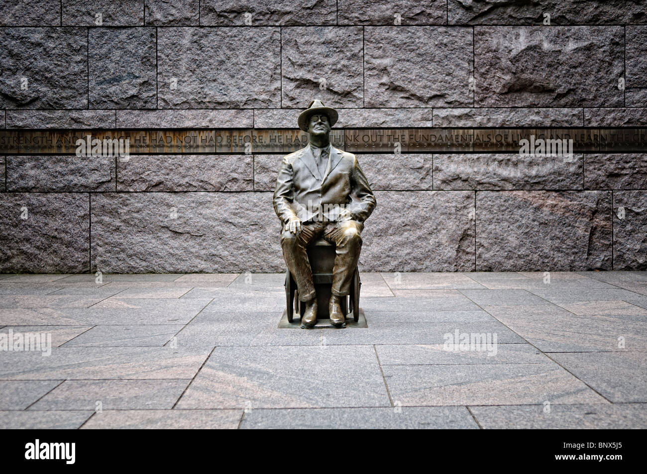 WASHINGTON DC, USA - sculpture stylisée d'un FDR les plus jeunes dans un fauteuil roulant à la Franklin D. Roosevelt Memorial à Washington DC les haines Point sur les rives de la Tidal Basin Banque D'Images