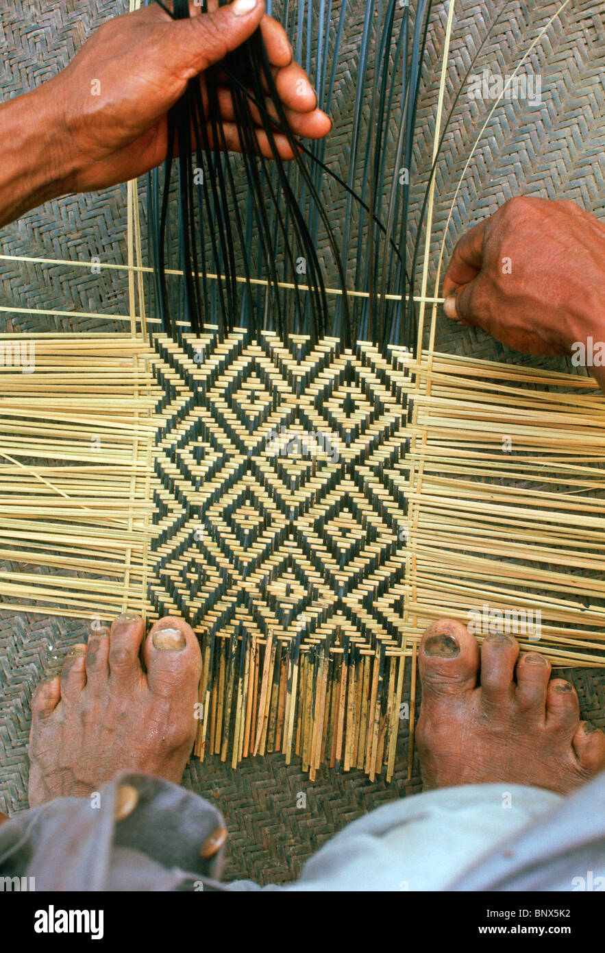 Les repas sont servis sur le tapis tissés à la toe dans un village Karajas par le Rio Araguaia Tocantins, au Brésil, le haut. Banque D'Images