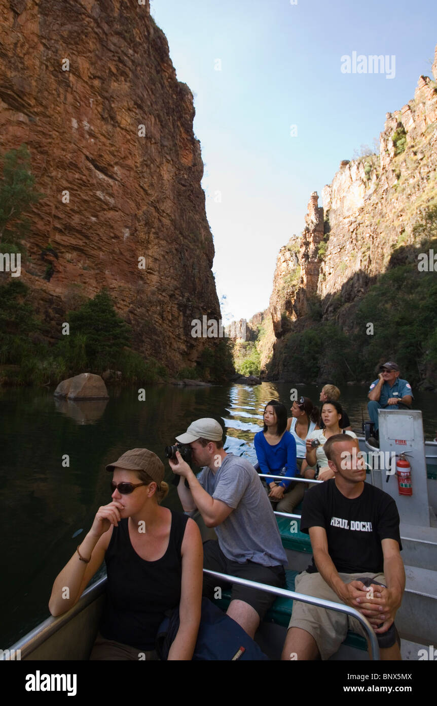 Les touristes en bateau grâce à Twin Falls Gorge. Le Kakadu National Park, Territoire du Nord, Australie. Banque D'Images