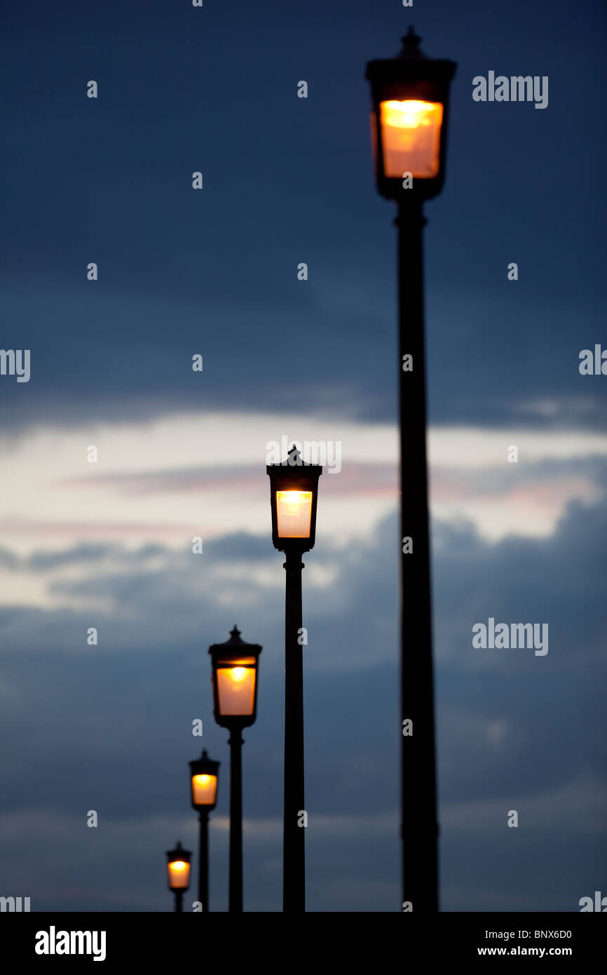 Image montre les lanternes électriques sur Wandsworth Bridge, au sud ouest de Londres au crépuscule. Photo:Jeff Gilbert Banque D'Images
