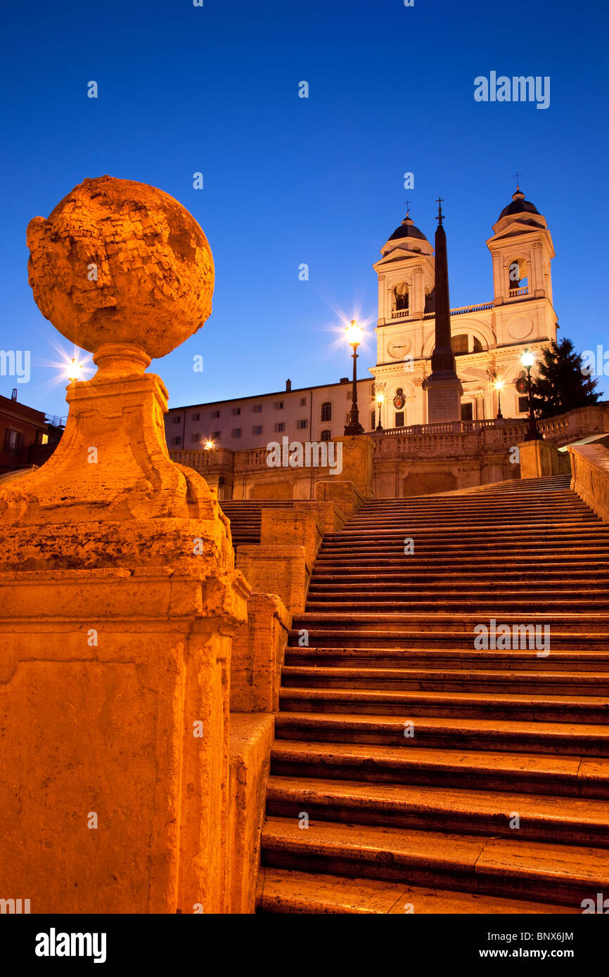 Juste avant l'aube à la place d'Espagne avec la Trinità dei Monti, au-delà de Rome Lazio Italie Banque D'Images