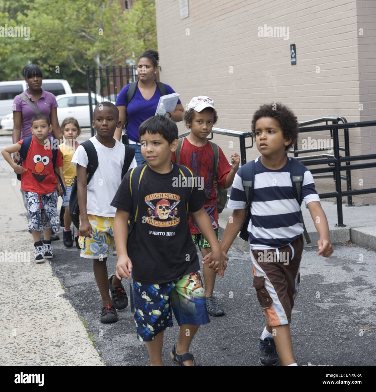 Camps d'été pour les enfants défavorisés sur le Lower East Side de Manhattan. Banque D'Images