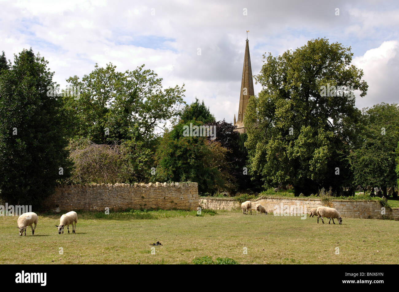 Vue de l'église Saint-Laurent de champ voisin, Mickleton, Gloucestershire, England, UK Banque D'Images