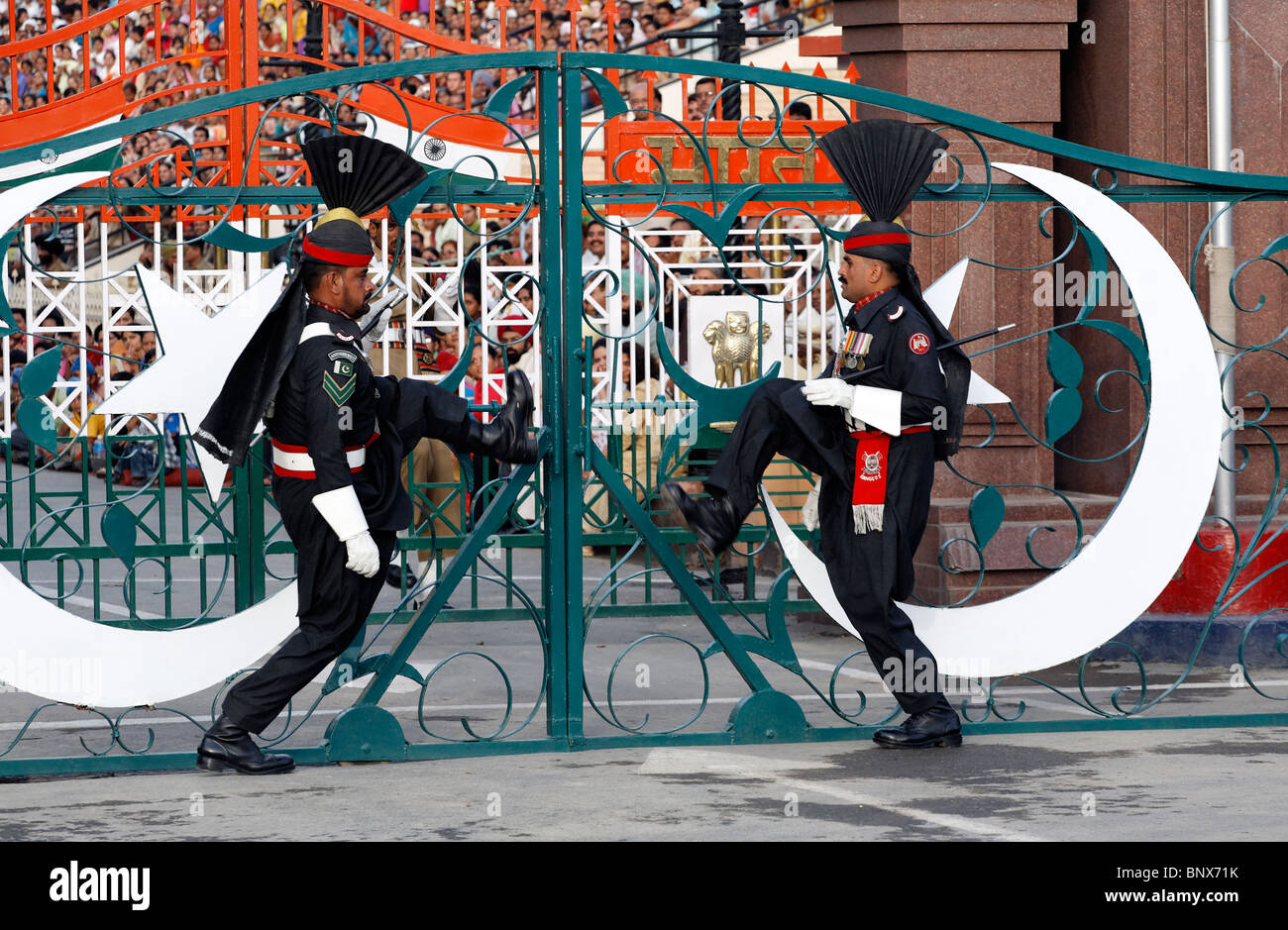 - Pakistan - Punjab Wagah - gardes-frontières pakistanais à l'exécution de la cérémonie de clôture de la frontière de l'Inde Pakistan Banque D'Images