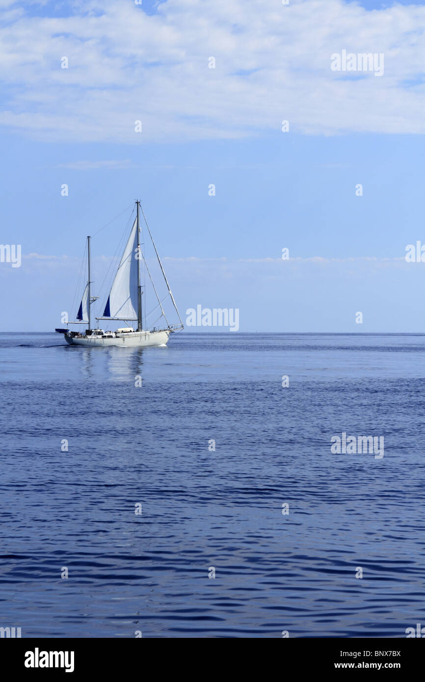 Voilier naviguant sur la mer bleu horizon océan seascape parfait Banque D'Images