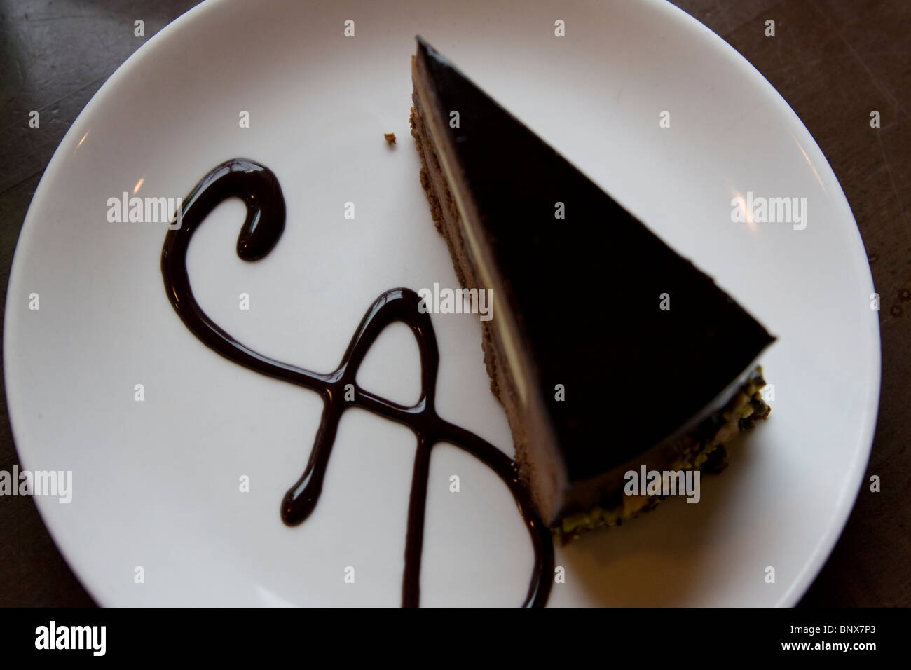 Une Torte au chocolat se trouve attrayant dans une assiette. Banque D'Images