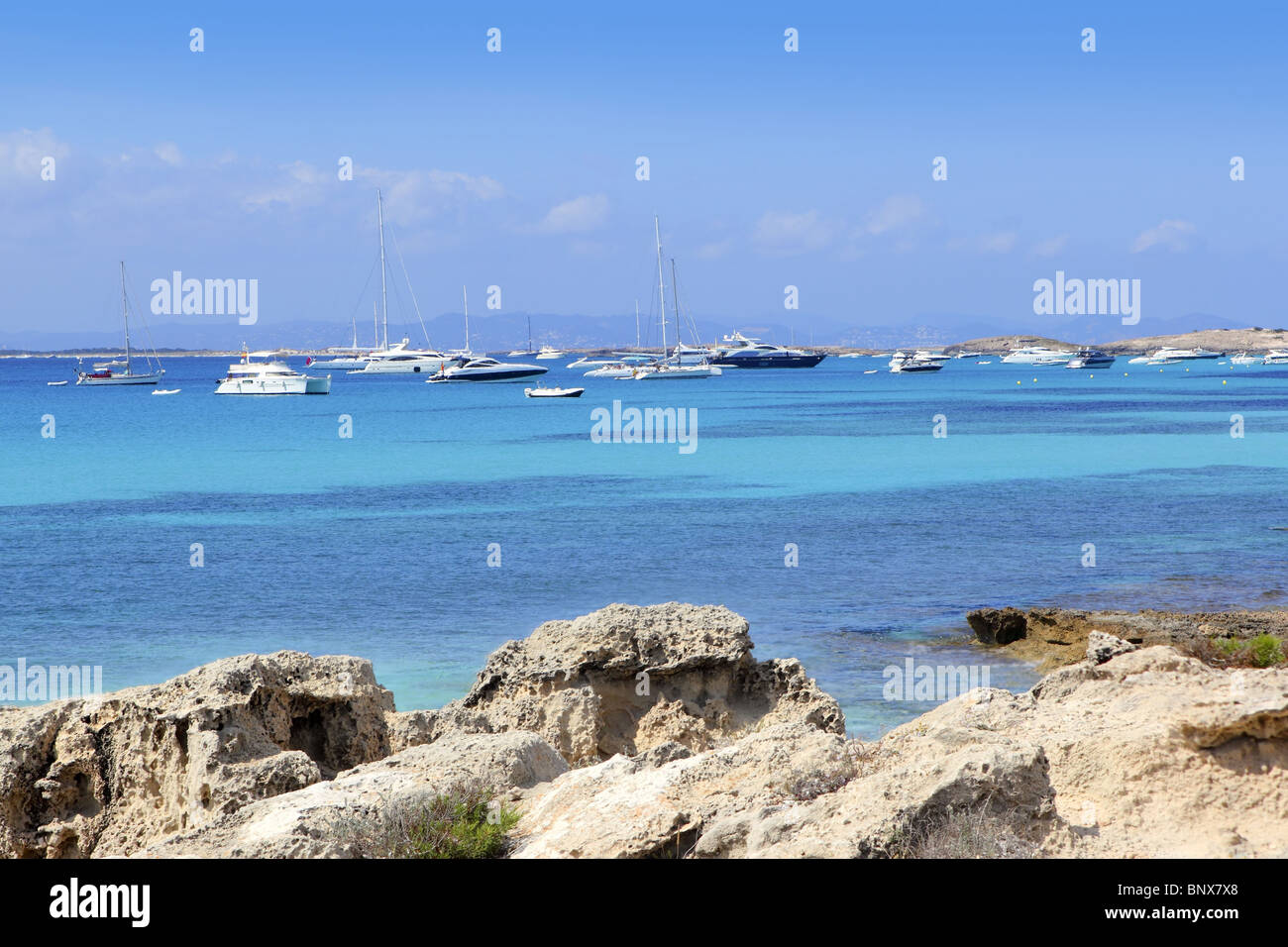 Illetes vue depuis le port de Savina Formentera baléares mer turquoise Banque D'Images