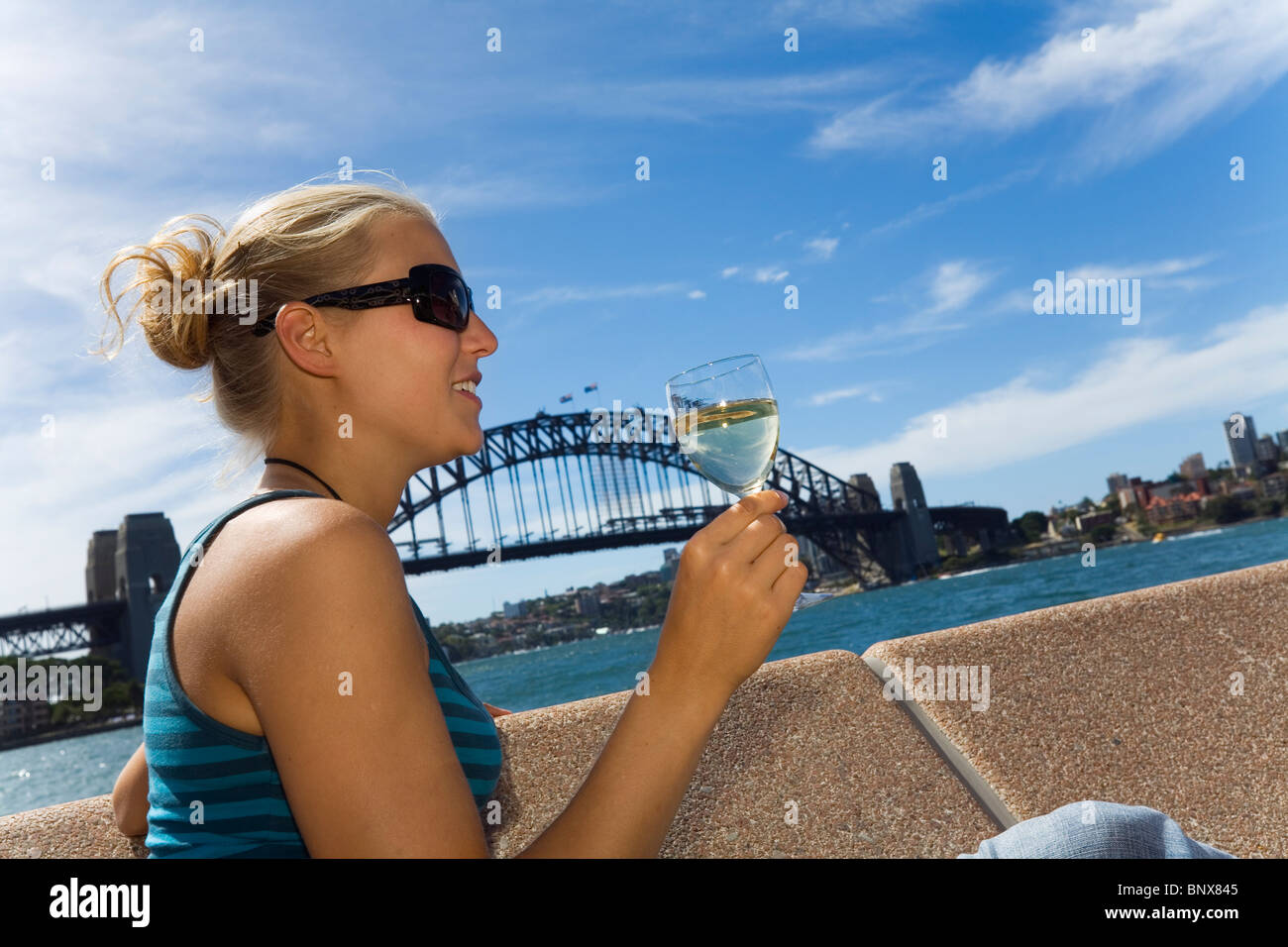 Une femme bénéficie d'un verre de vin au bar de l'Opéra de Sydney, Nouvelle Galles du Sud, Australie. Banque D'Images