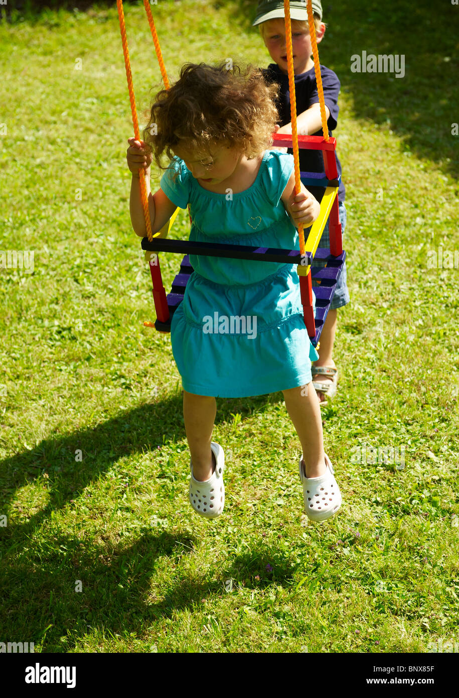 Bebe Fille Brune Sur L Oscillation Balancoire Et Garcon Photo Stock Alamy
