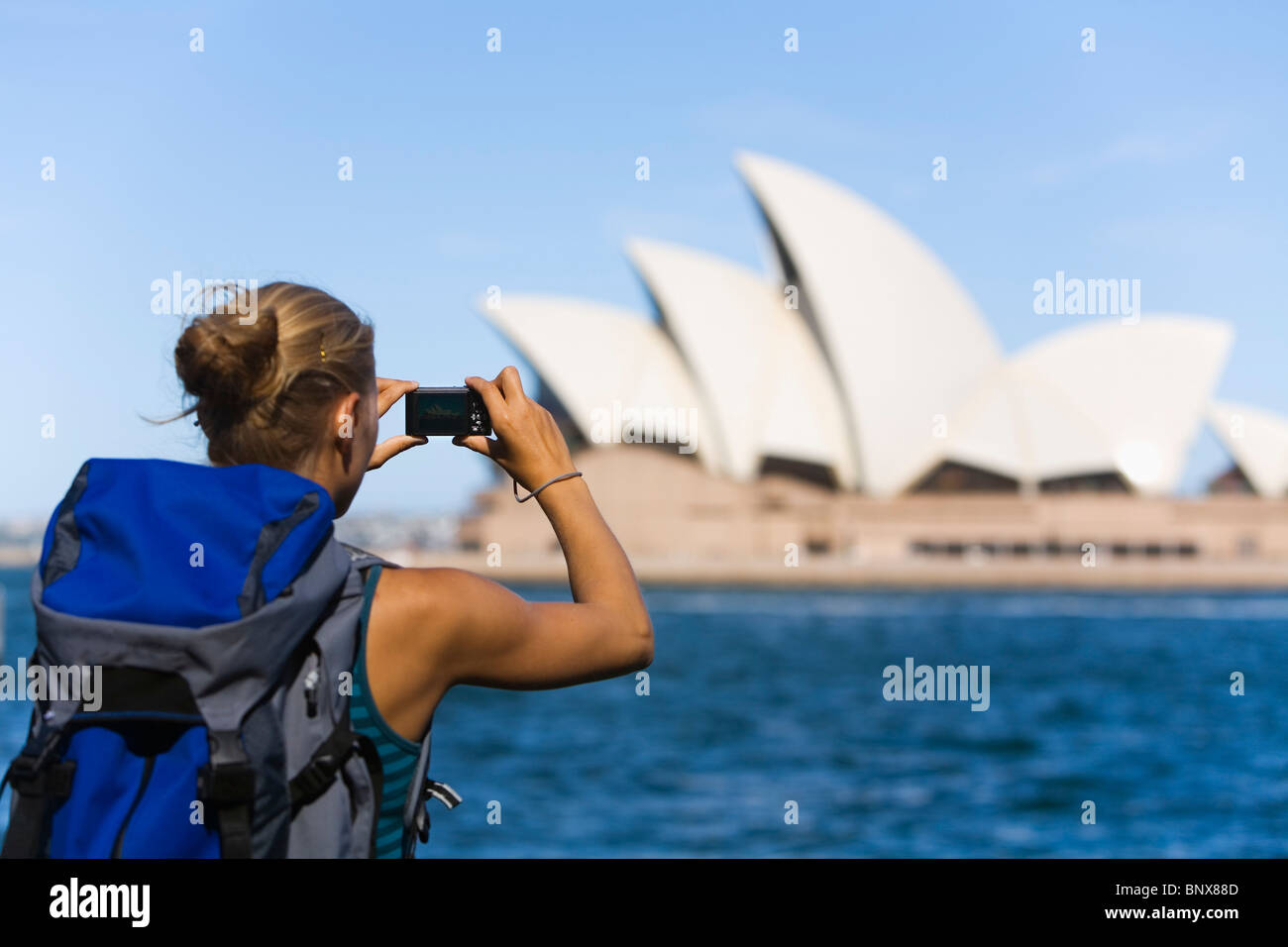 Un randonneur photographies l'Opéra de Sydney, Nouvelle Galles du Sud, Australie. Banque D'Images