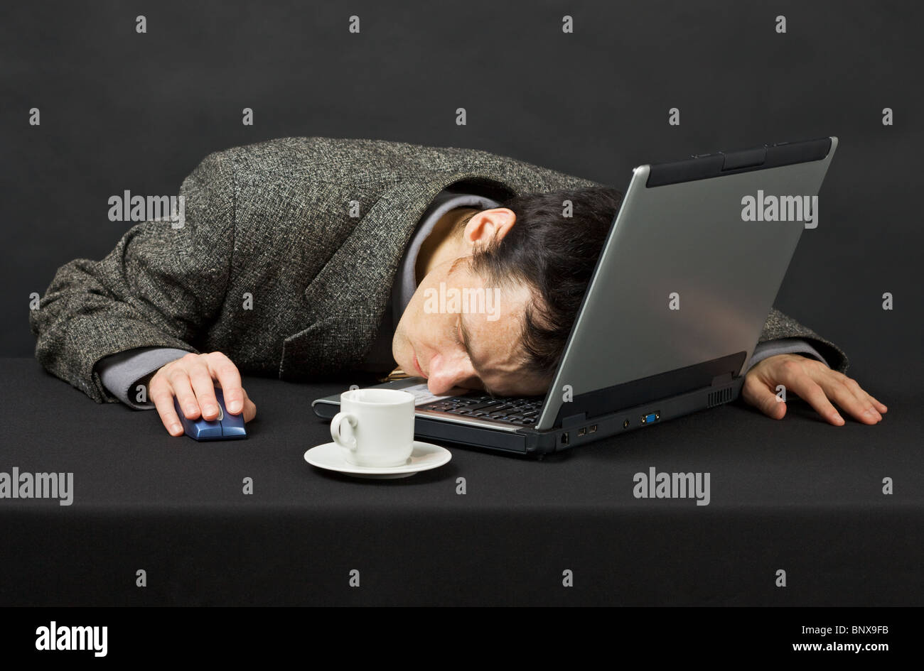 Le gars a travaillé la nuit dans l'Internet, était fatigué et s'est endormie Banque D'Images