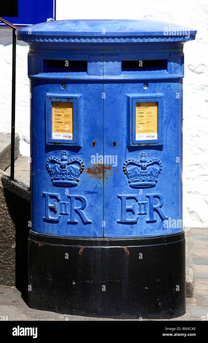 Boîte aux lettres bleu de la poste, typique pour les îles de la Manche, Guernsey, Royaume-Uni Banque D'Images