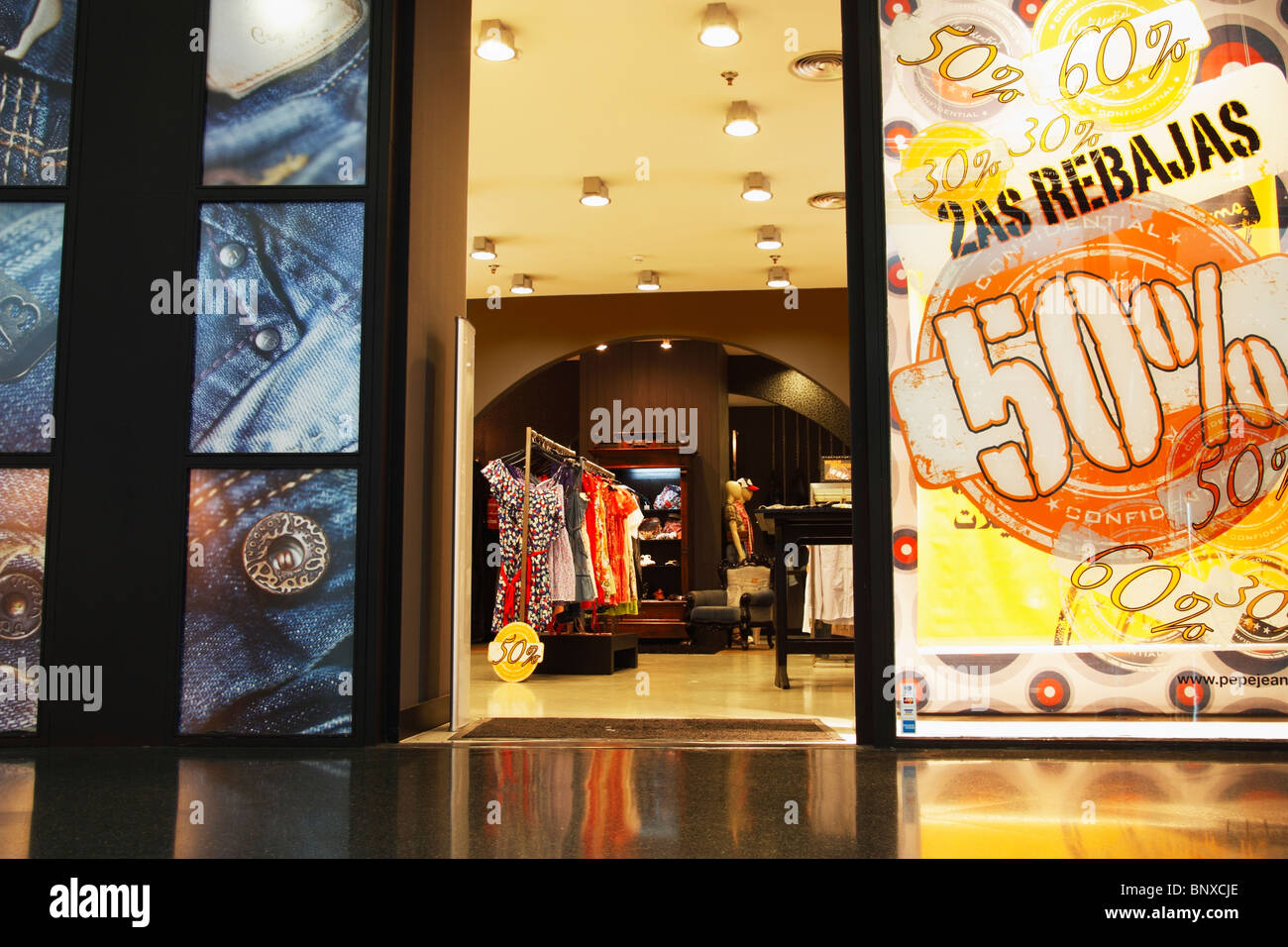 Pepe Jeans magasin en Espagne à vendre ouvrir une fenêtre. Rebajas est  vente en espagnol Photo Stock - Alamy