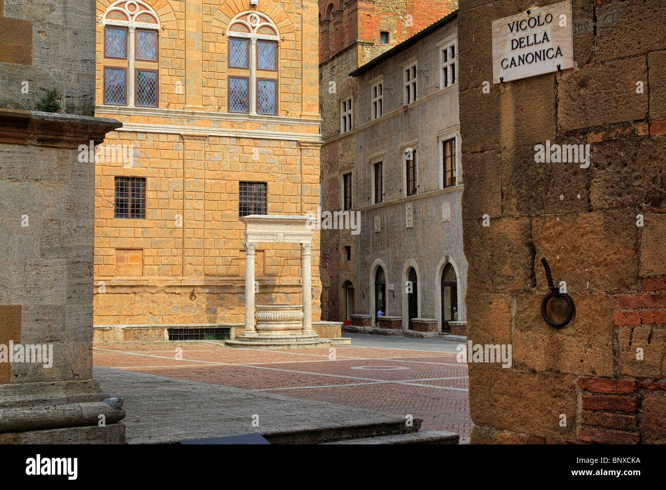 Les bâtiments autour de PIenza duomo en Toscane, Italie Banque D'Images