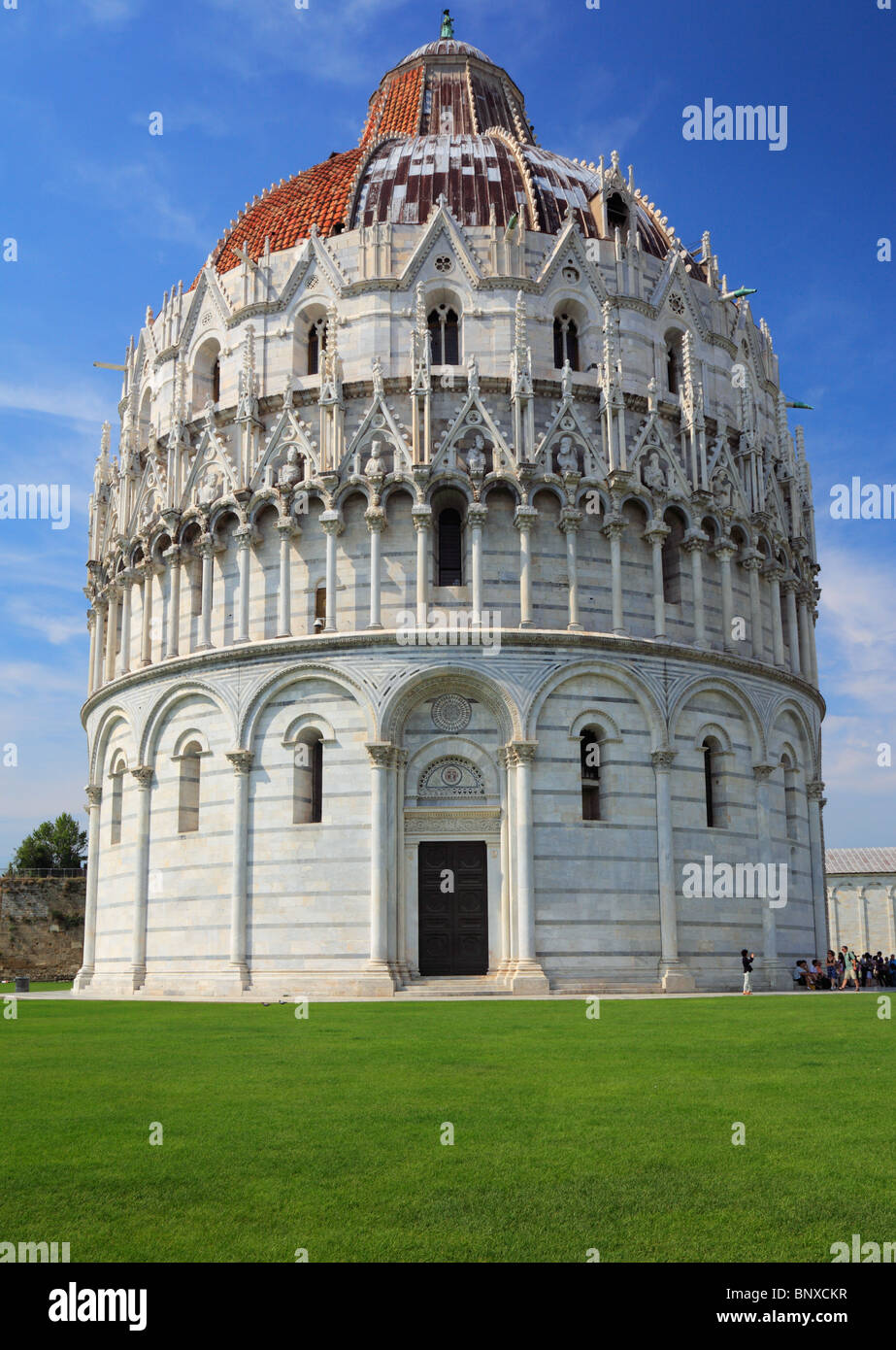 Le Baptistère de Saint-Jean à Pise, Italie, est à quelques centaines de mètres de la célèbre Tour Penchée Banque D'Images