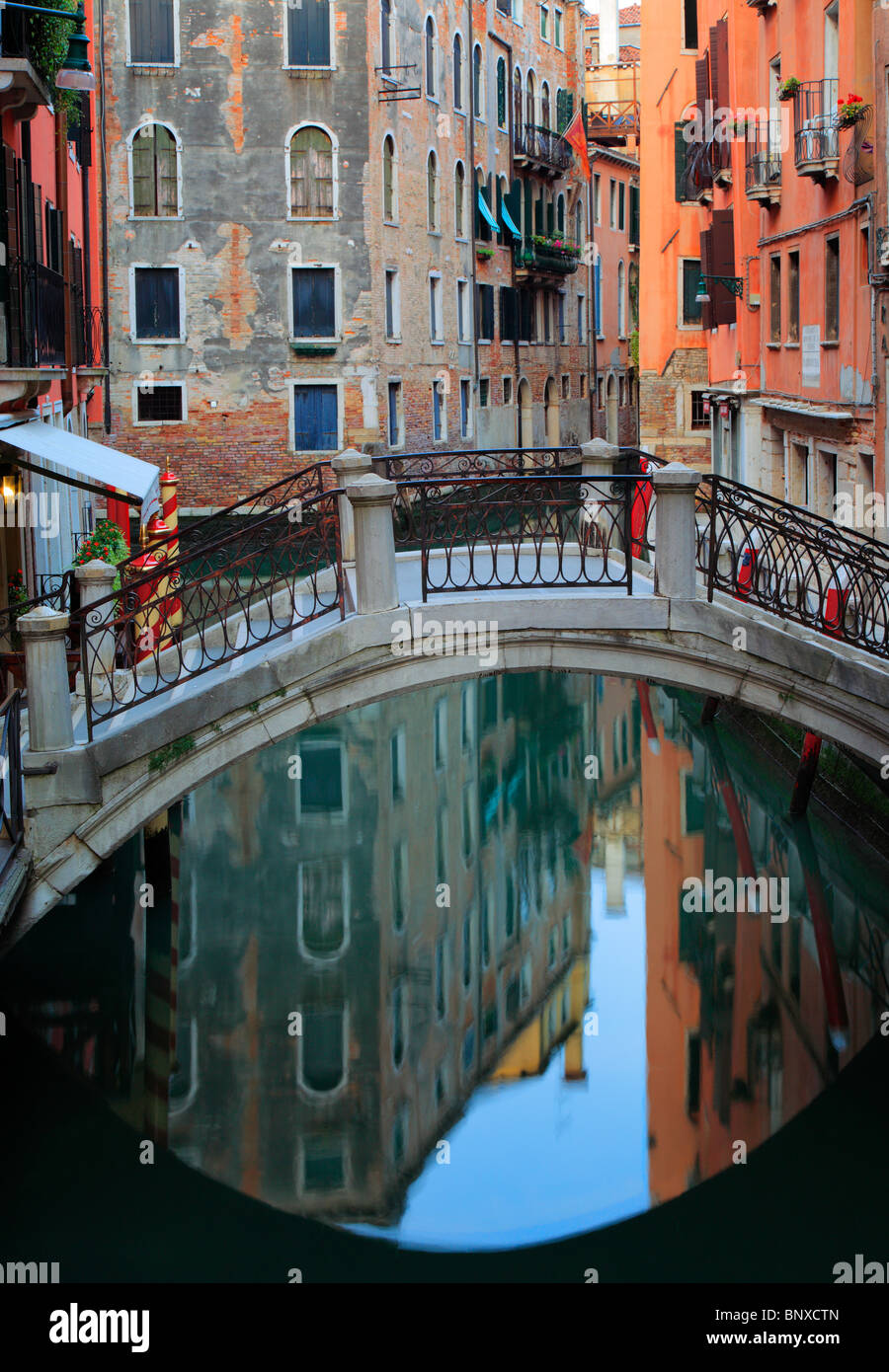 L'un des nombreux ponts de Venise à pied, en raison d'un petit canal Banque D'Images