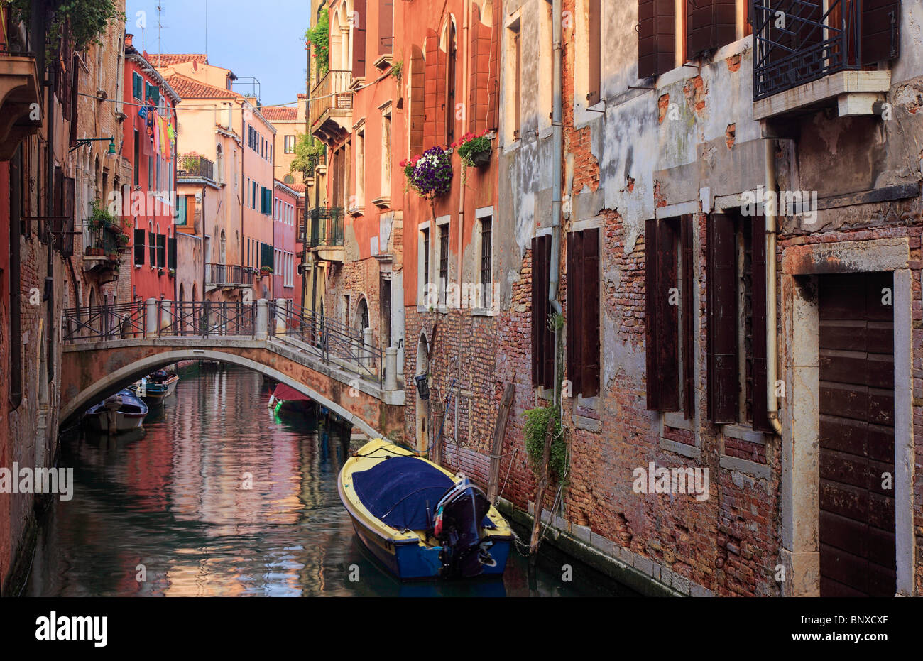Pont et maisons à Venise, se reflétant dans un petit canal Banque D'Images