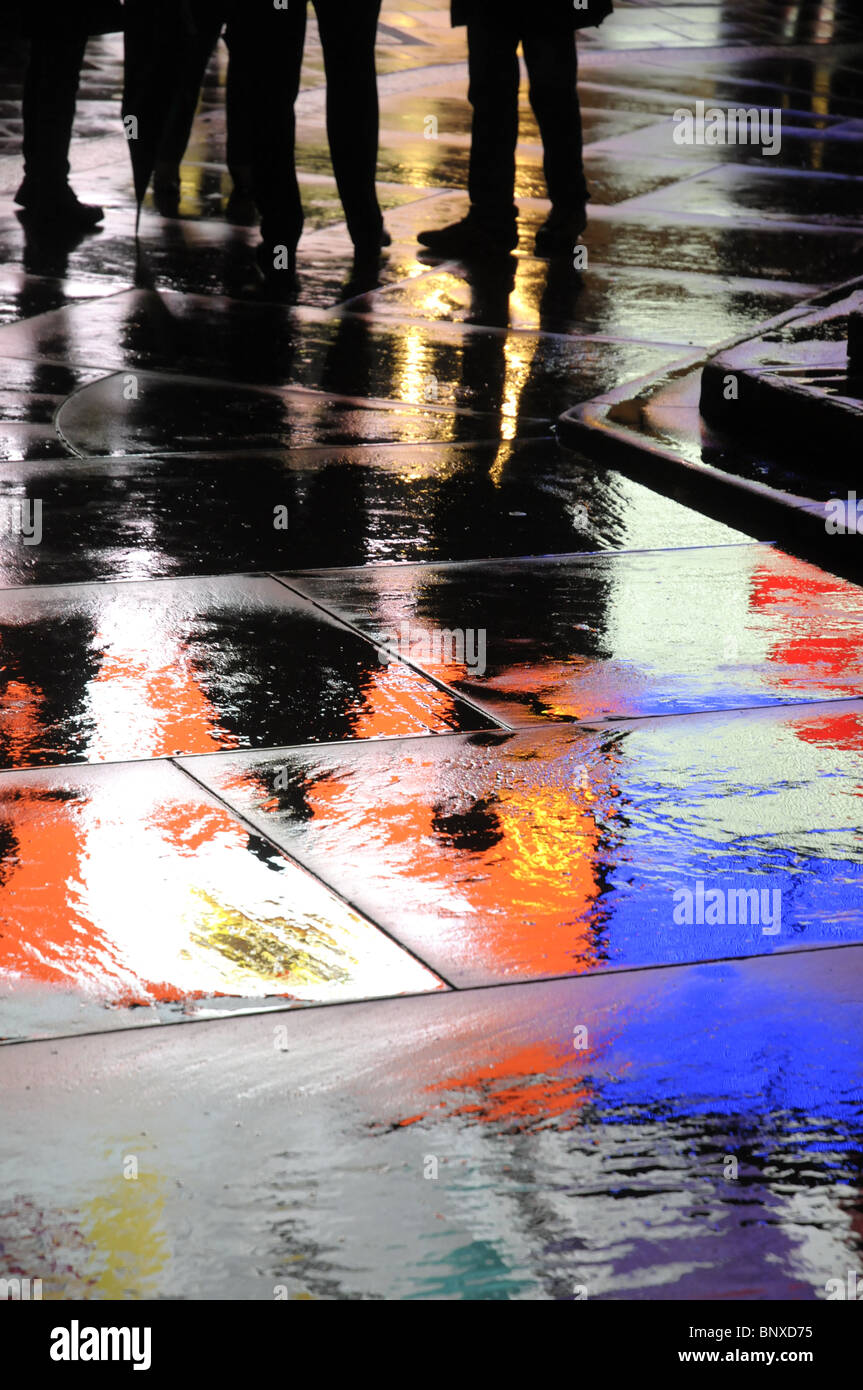 Reflets de néons sur la chaussée après la pluie dans Piccadilly Circus Londres Banque D'Images