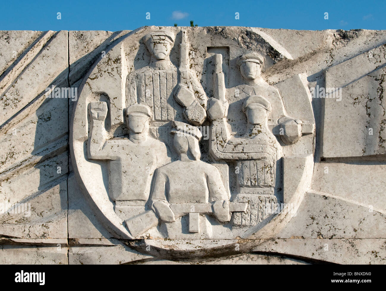 Close-up of White Heroes de la puissance des peuples Memorial Wall Relief, Statue (Memento) Park (Szoborpark) à Budapest, Hongrie Banque D'Images