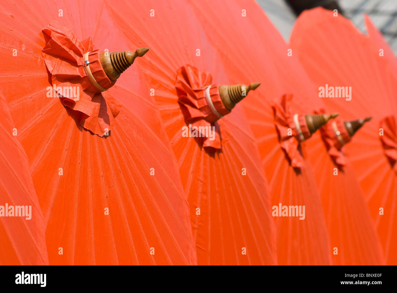Coton Orange parasols à un festival d'artisanat dans la région de Bo Sang, Chiang Mai, Thaïlande Banque D'Images