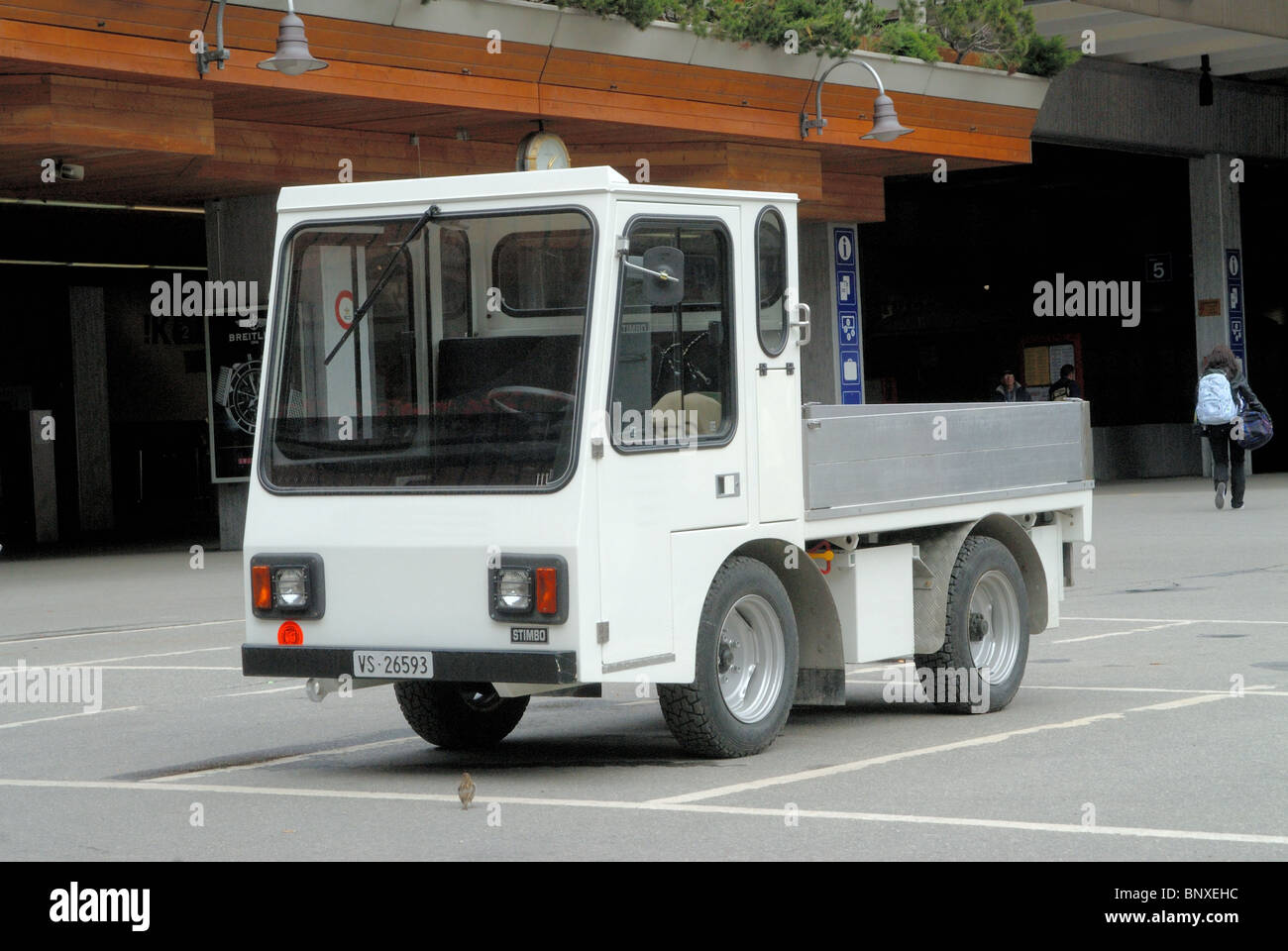 Les véhicules électriques dans les rues de Zermatt ply Banque D'Images