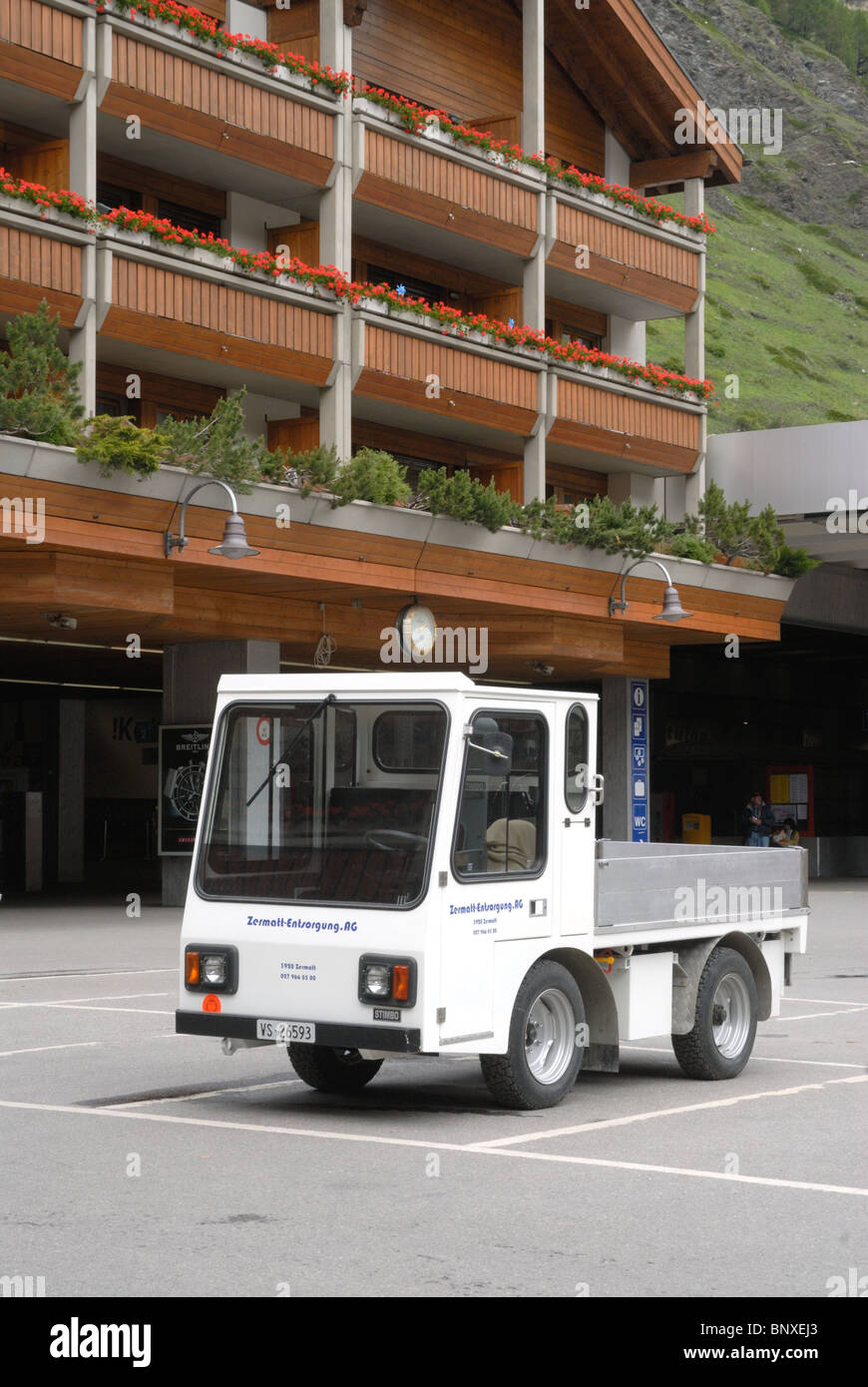 Les véhicules électriques dans les rues de Zermatt ply Banque D'Images