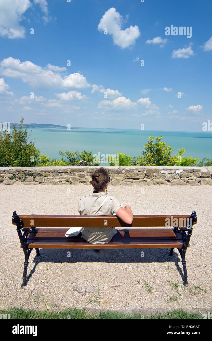 Jeune femme sur le banc avec vue du Lac Balaton à Tihany en Hongrie Banque D'Images