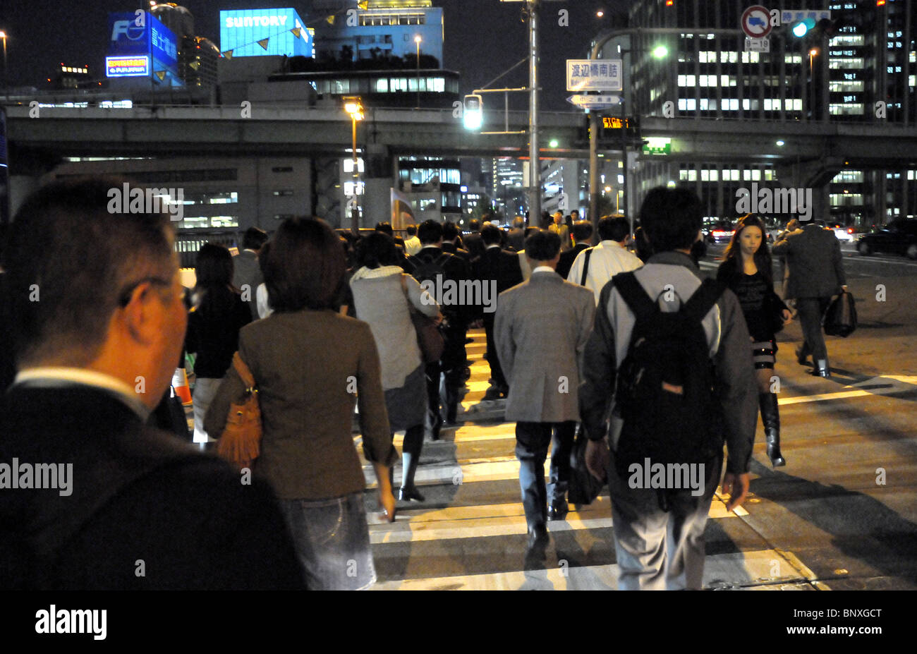 Salarymen Aller à la maison après le travail à Osaka au Japon Banque D'Images