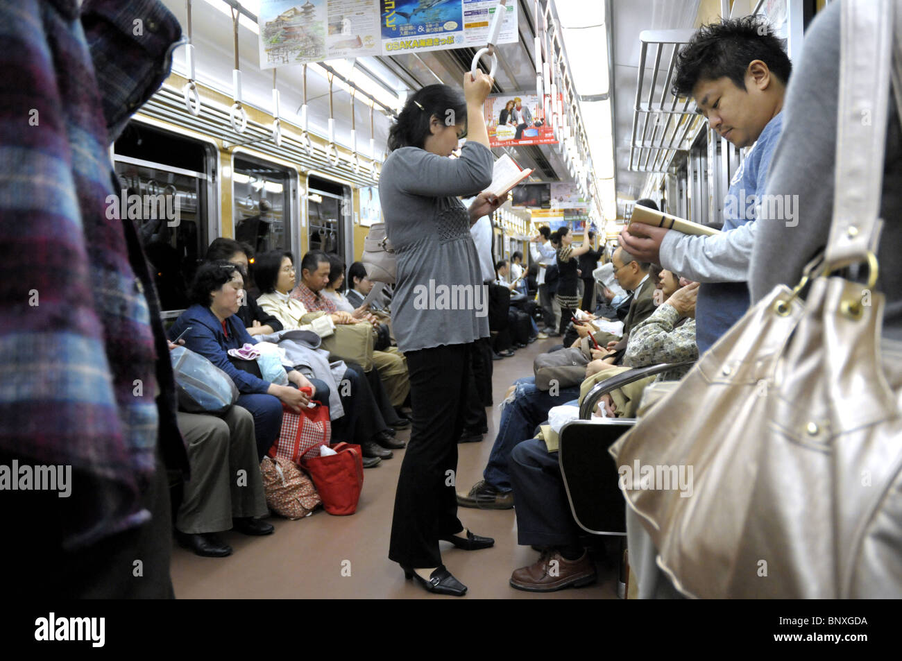 Train de banlieue entre Osaka et Kyoto au Japon Banque D'Images