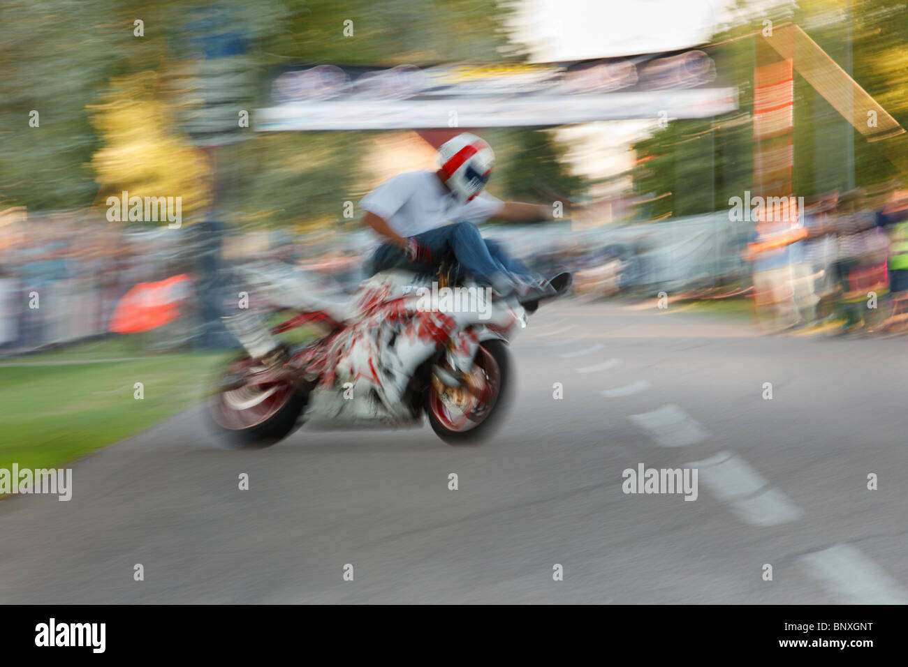 Pilote moto fou faire astuces Banque D'Images