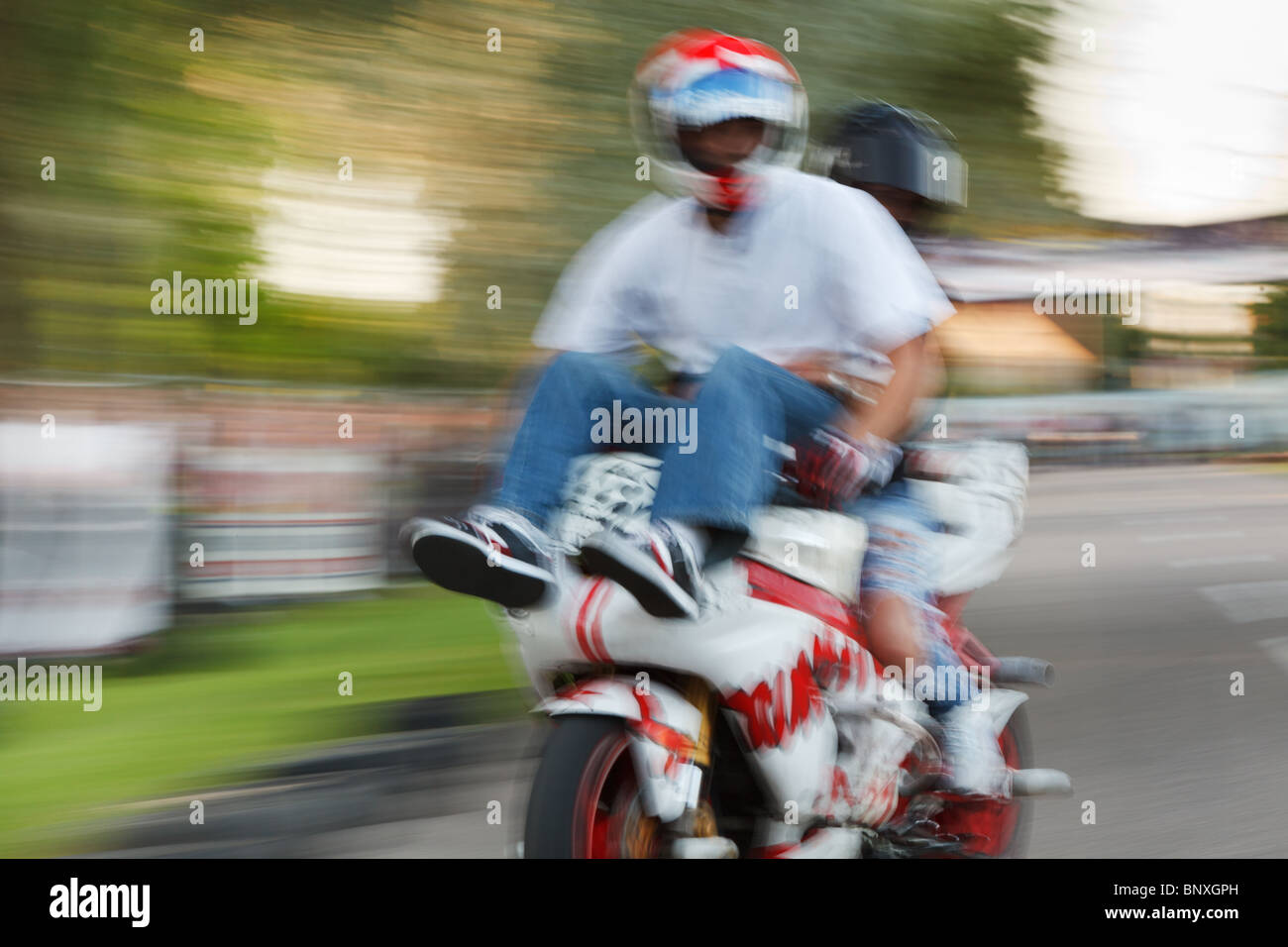 Pilote moto fou faire astuces Banque D'Images