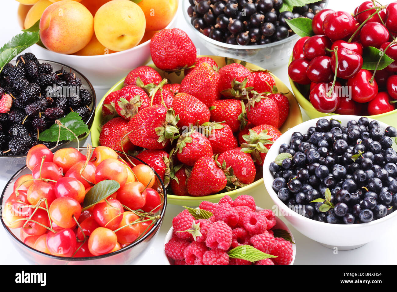 Petits fruits différents dans des bols. Banque D'Images