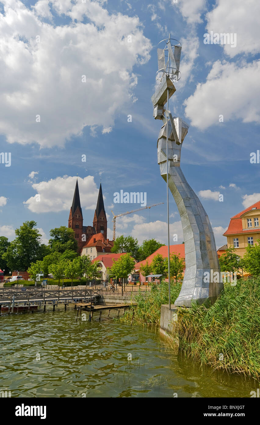 Parzival statue, une sculpture en acier inoxydable, Bollwerk rempart, Neuruppin, Brandenburg, Germany, Europe Banque D'Images
