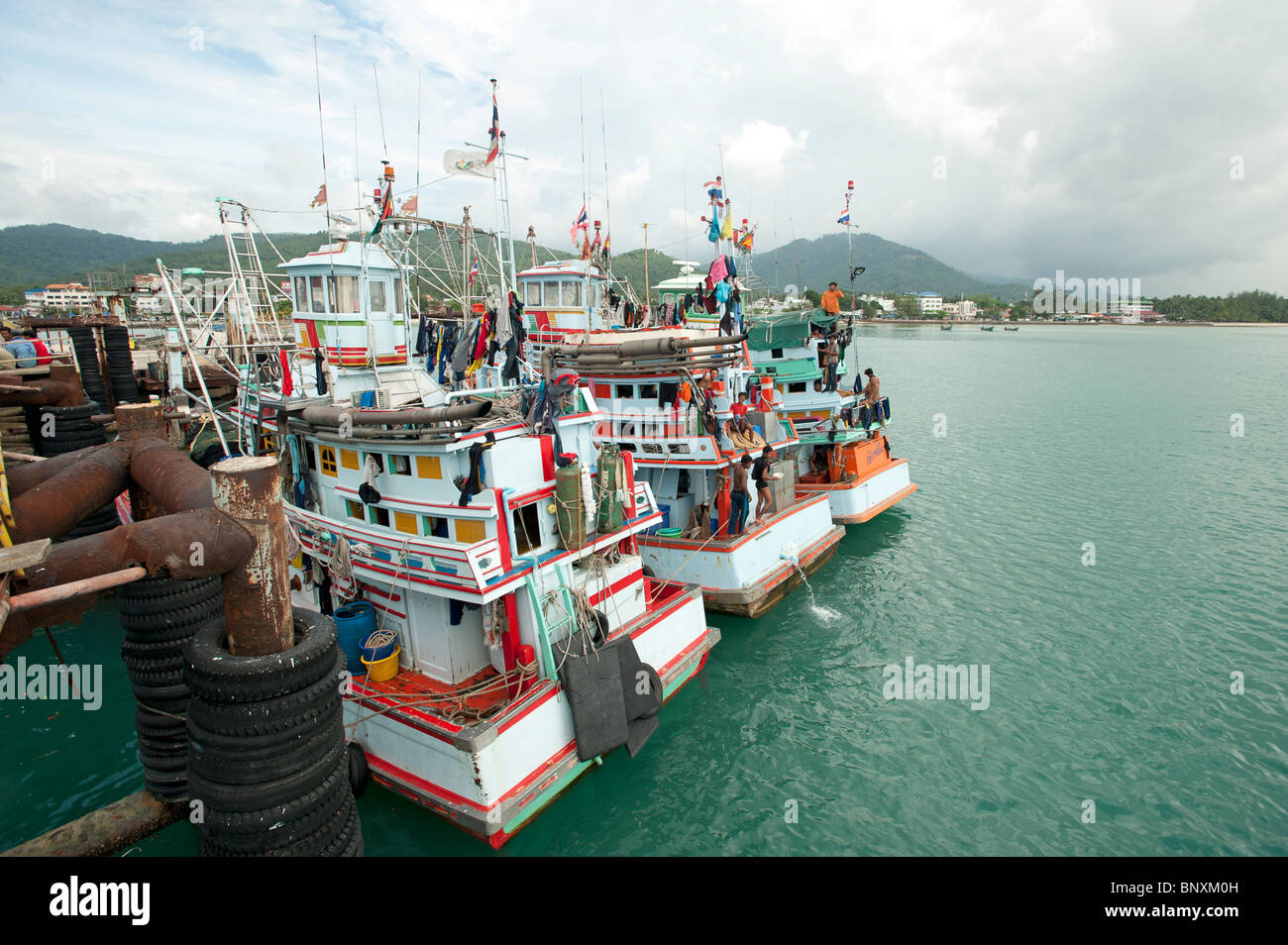 Vue arrière des bateaux de pêche thaïlandais amarré à NaThon sur Koh Samui Thailande sous un ciel d'orage Banque D'Images