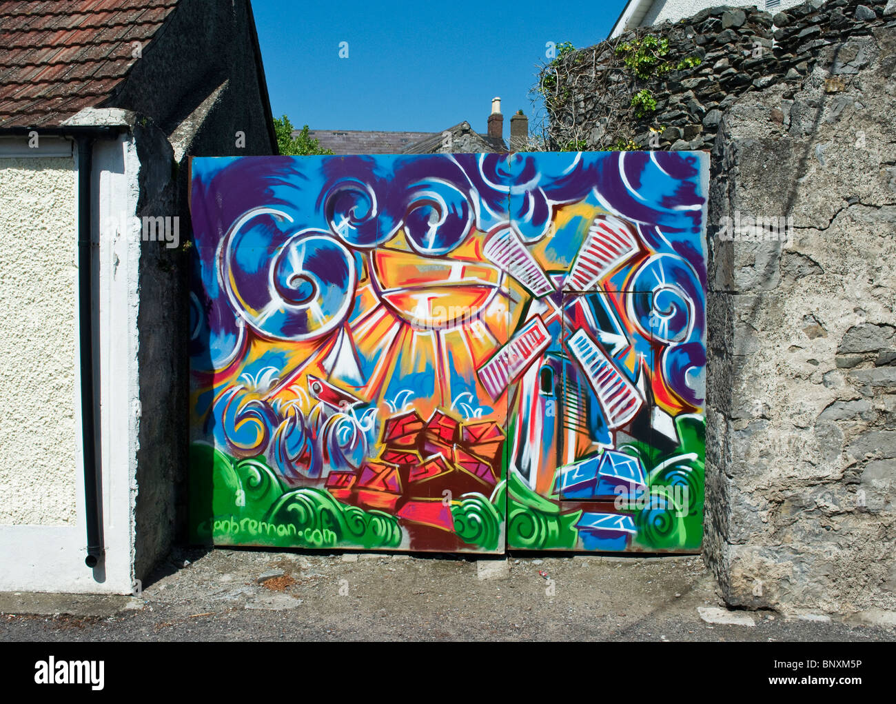 Une porte très coloré décoré dans le village de Skerries, le nord du comté de Dublin, Irlande, qui inclut une image d'un moulin Banque D'Images