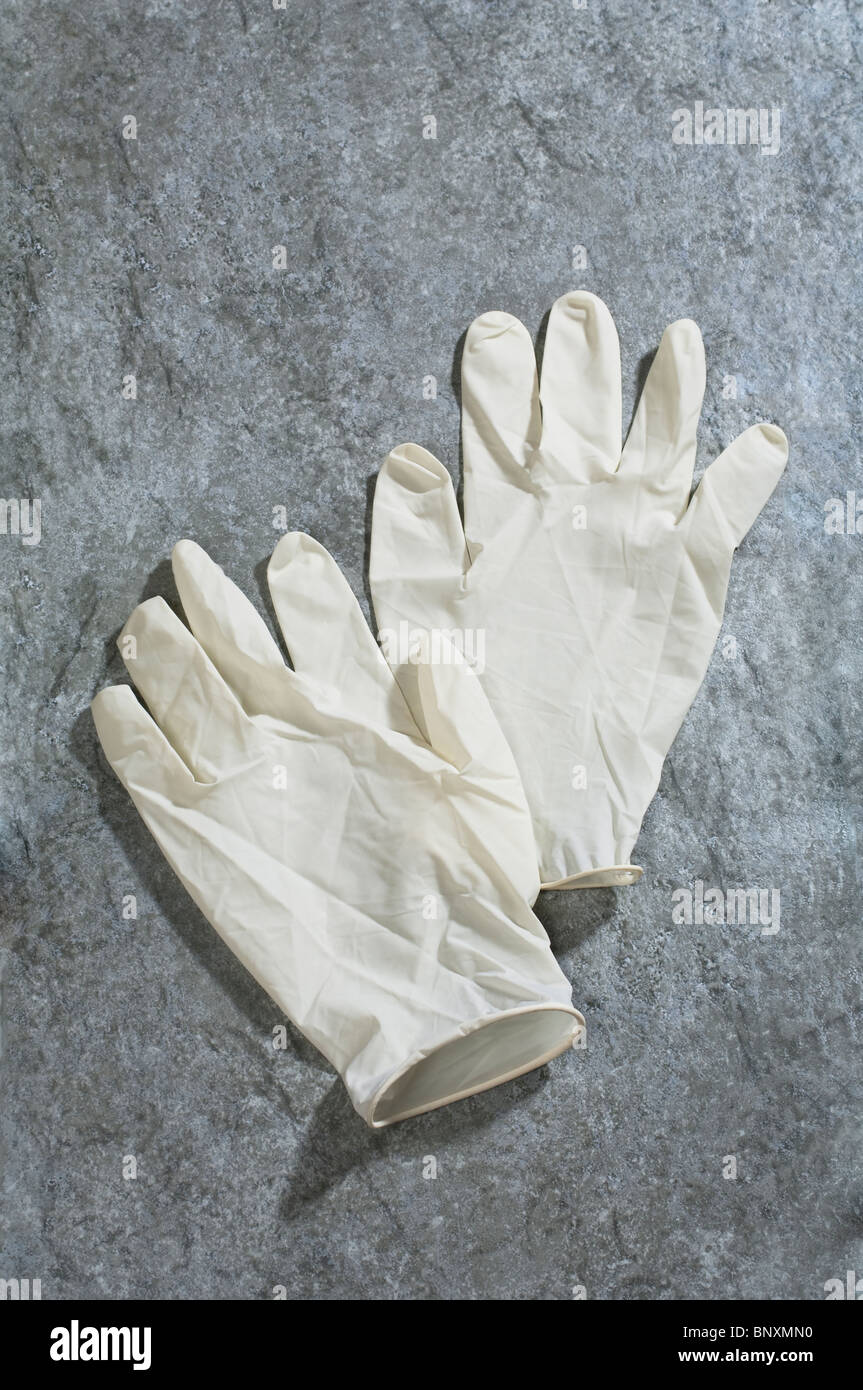 Une paire de gants en caoutchouc latex médical Banque D'Images