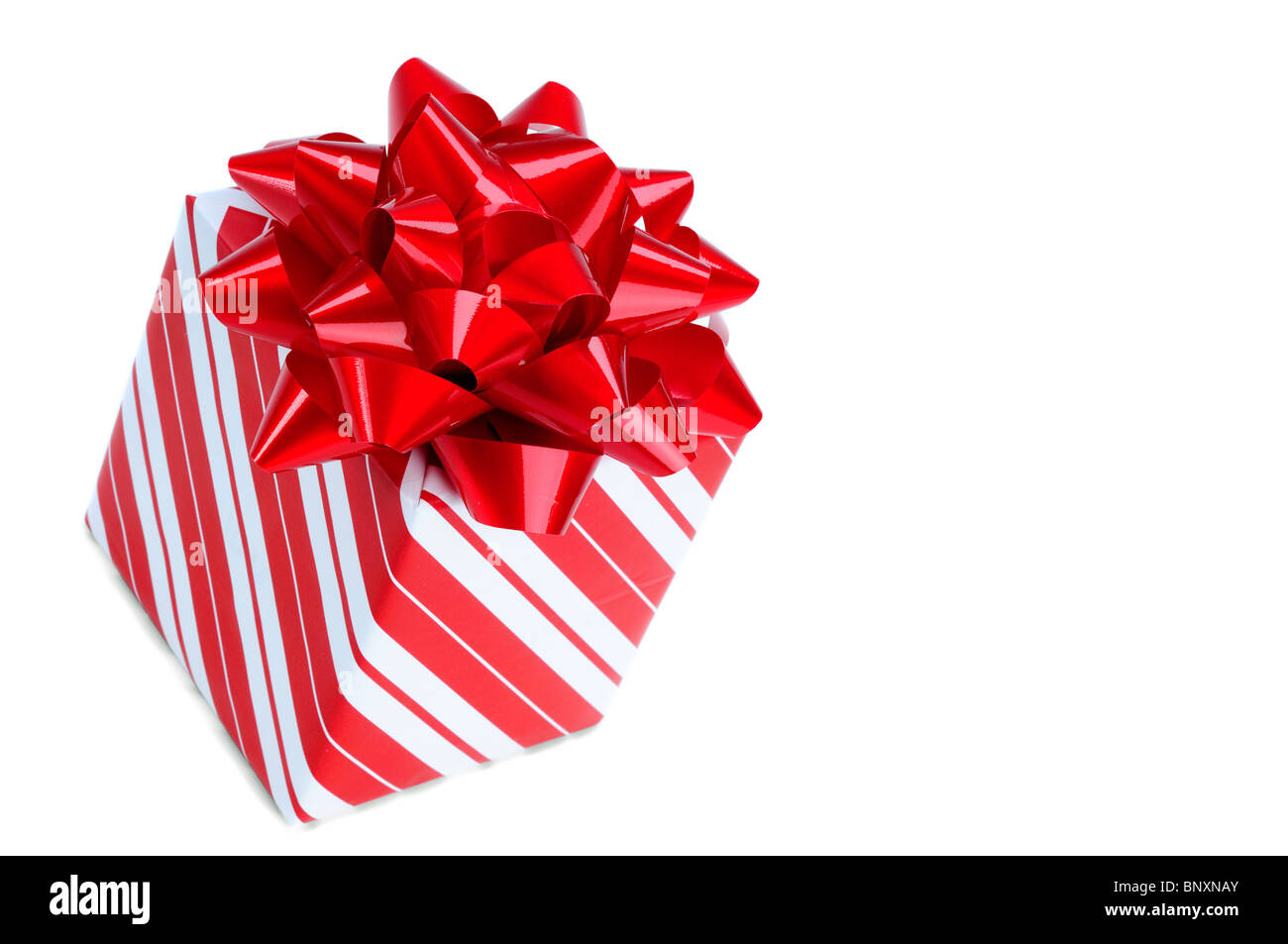 Cadeaux de Noël rouge à rayures enveloppé dans du papier d'emballage, isolé sur un fond blanc avec copie Espace Banque D'Images