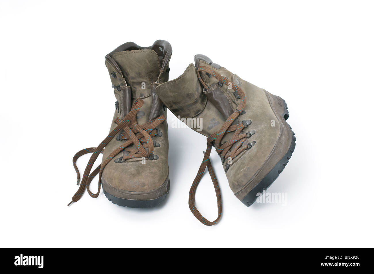Une vieille paire de bottes de randonnée usé utilisé sur un fond blanc Banque D'Images