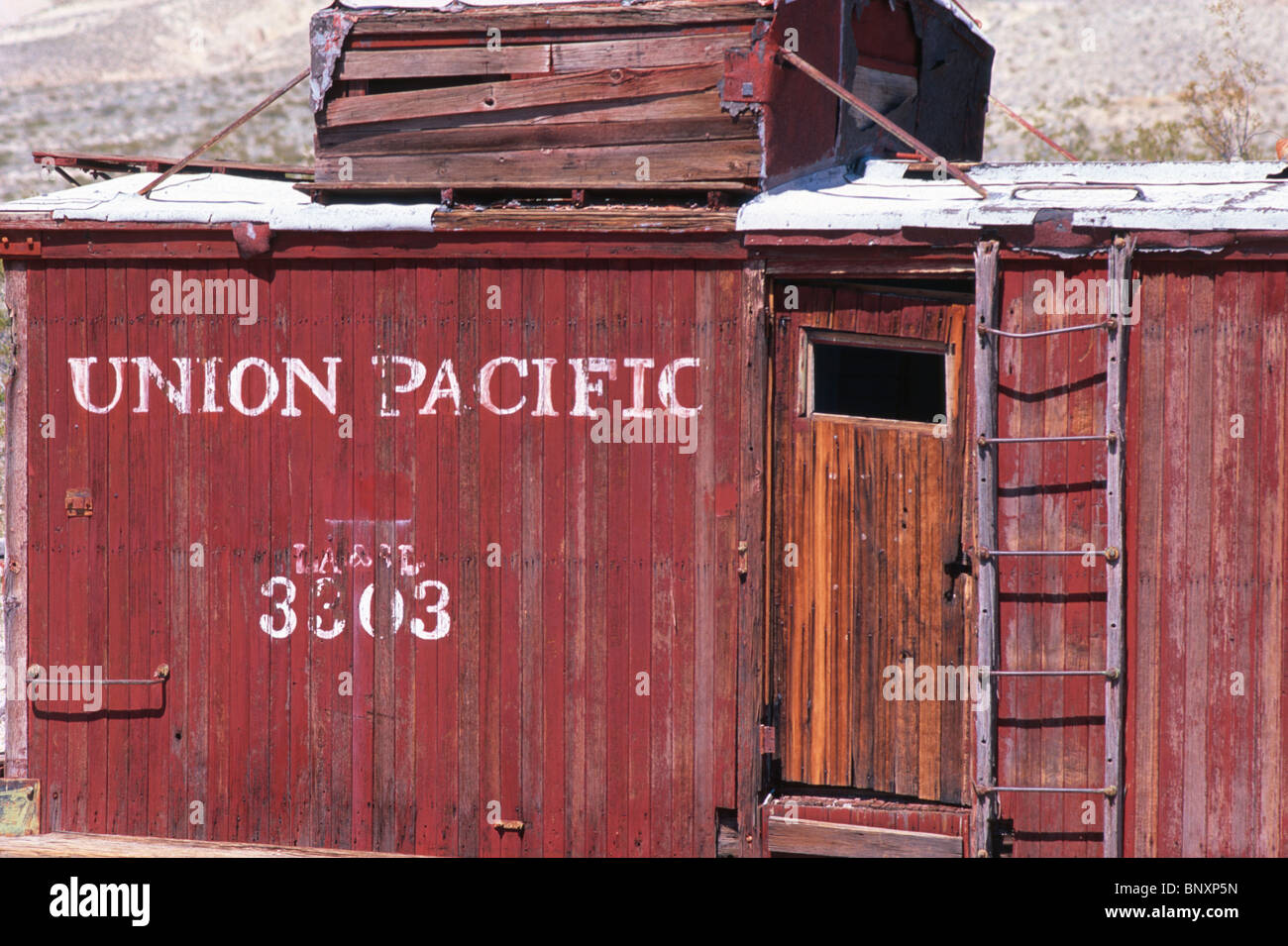 Ancienne Union Pacific rail car dans la ville fantôme de rhyolite, Nevada, USA. Banque D'Images