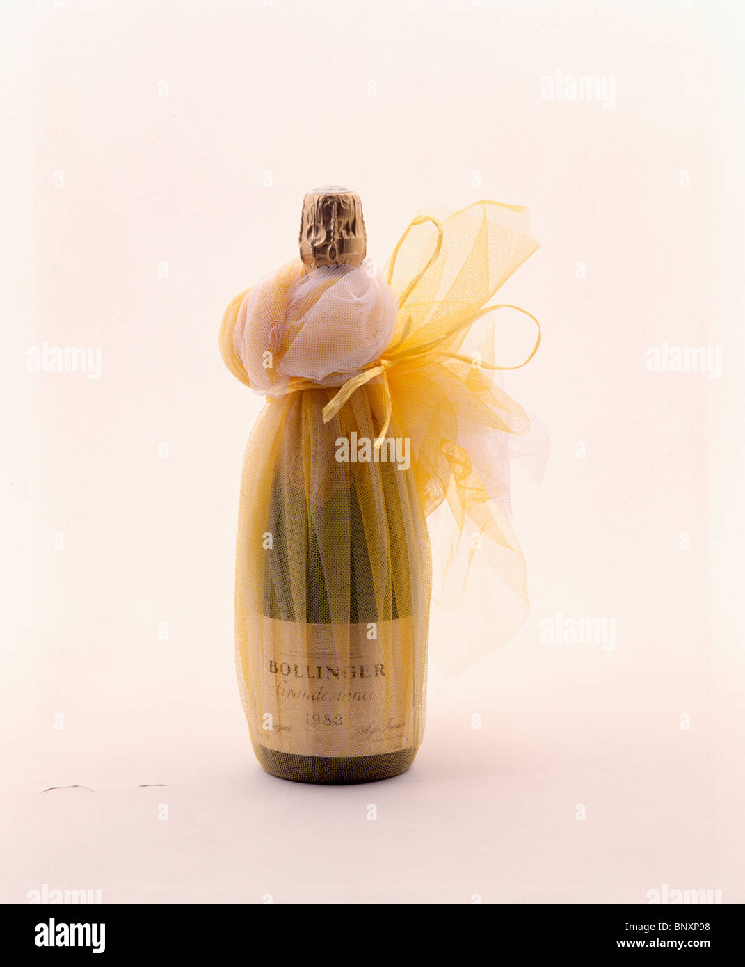 Close-up de bouteille de champagne d'un emballage-cadeau avec voile d'or  pour Noël Photo Stock - Alamy