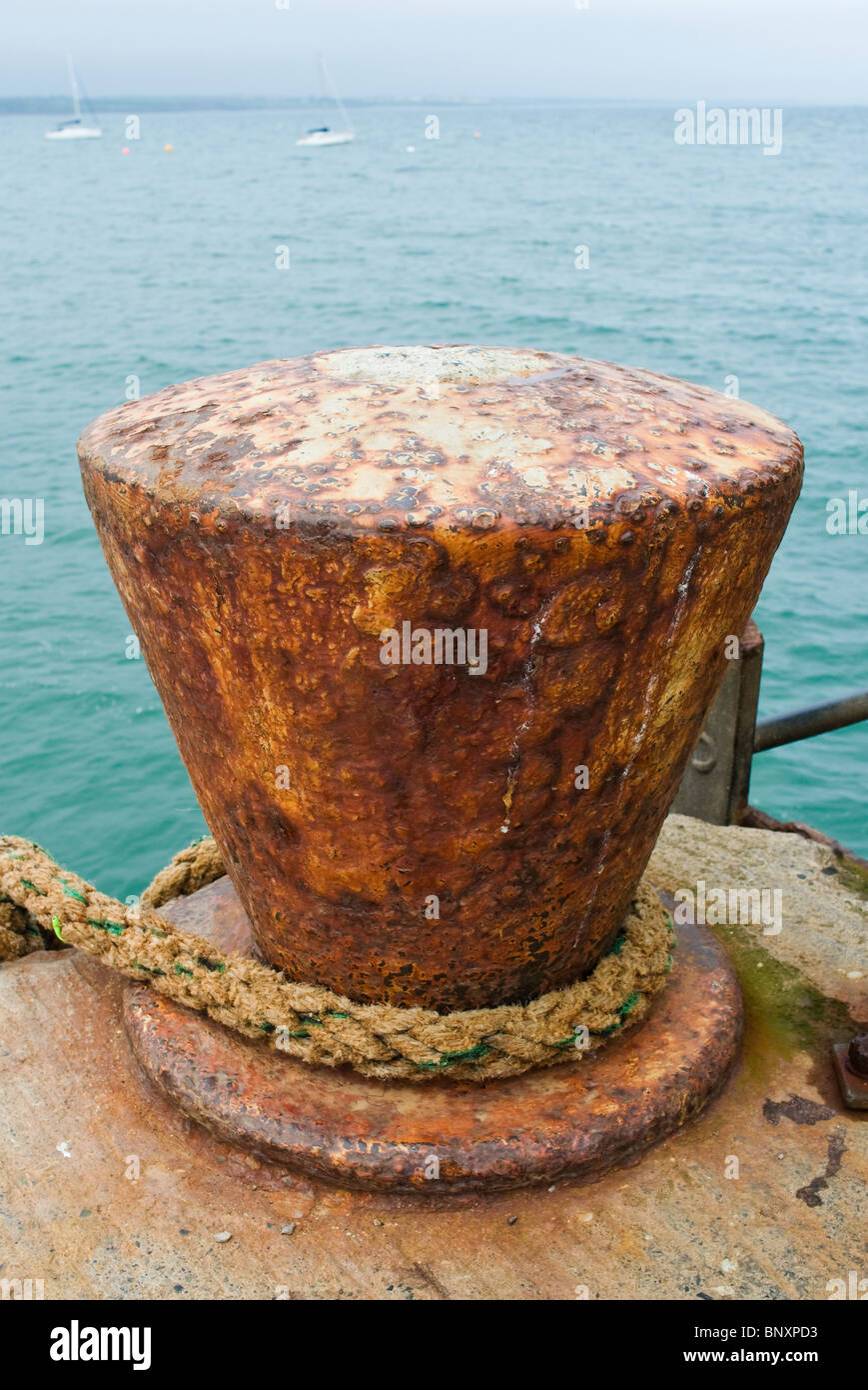 Rusty vieille fonte bollard pour l'amarrage des bateaux sur le quai Banque D'Images