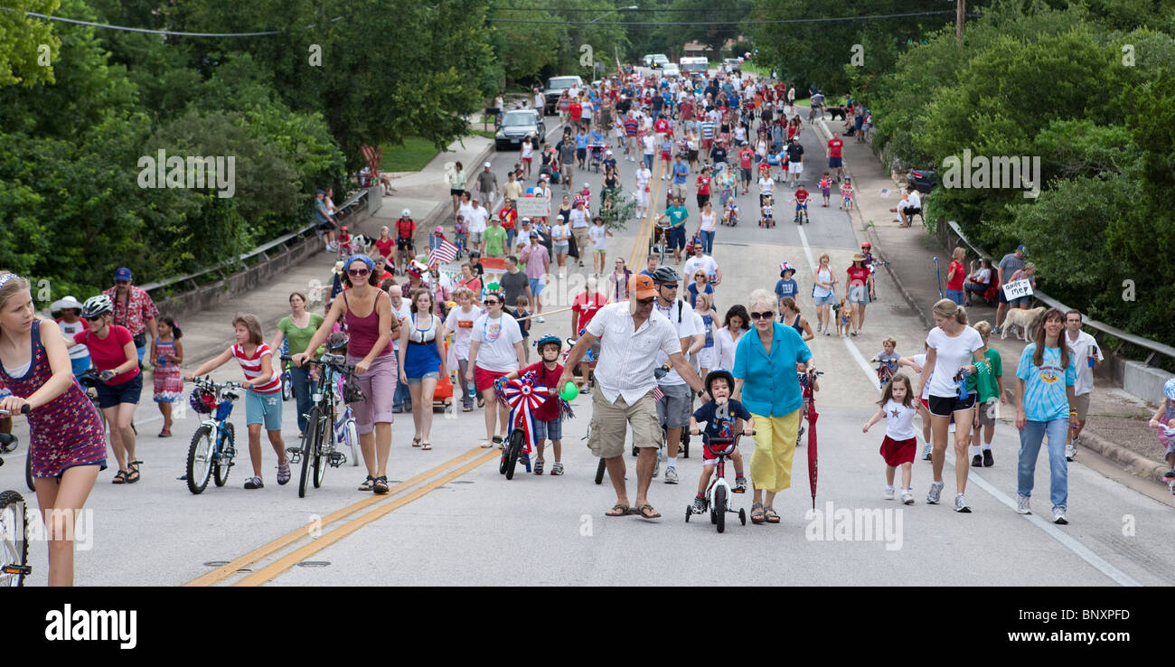 Quatrième de juillet parade dans Barton Hills community à Austin, Texas, USA, attire des centaines de célébrants patriotique. Banque D'Images