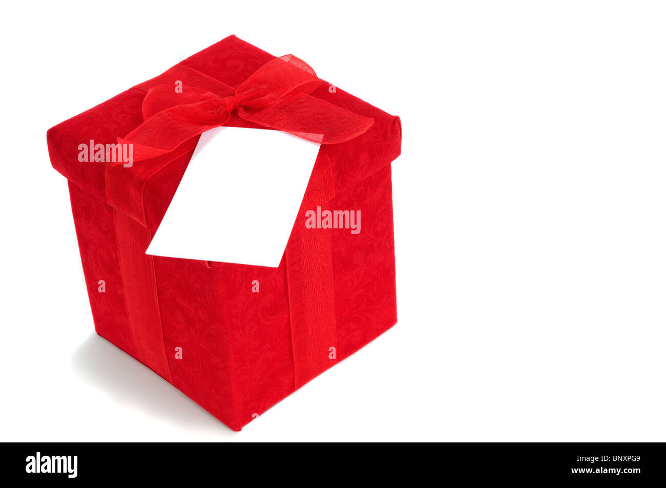 Boîte cadeau rouge avec une carte blanche à blanc prêt pour votre message Banque D'Images