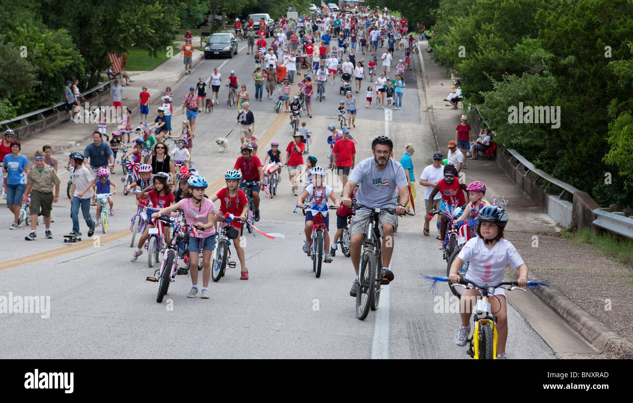 Quatrième de juillet parade dans Barton Hills community à Austin, Texas, USA, attire des centaines de célébrants patriotique Banque D'Images