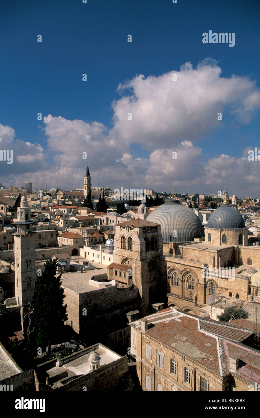Israël, Jérusalem Vieille Ville, une vue sur l'église du Saint Sépulcre du clocher de l'Église du Rédempteur Banque D'Images