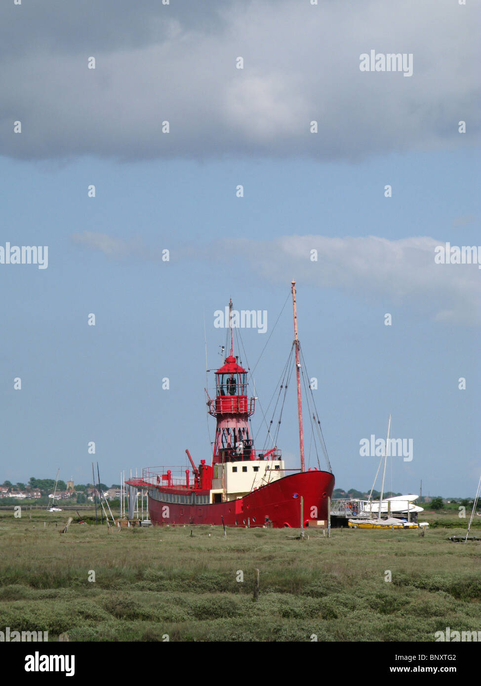 La lumière Tollesbury navire amarré sur la rivière Blackwater entouré de marais de Tollesbury sur le Pennisula Dengie en Essex. Banque D'Images