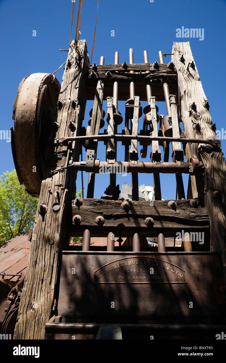 Don Robertson's Gold Mine King ville fantôme et antique auto cour. Broyeur à marteaux pour le broyage du minerai. Banque D'Images